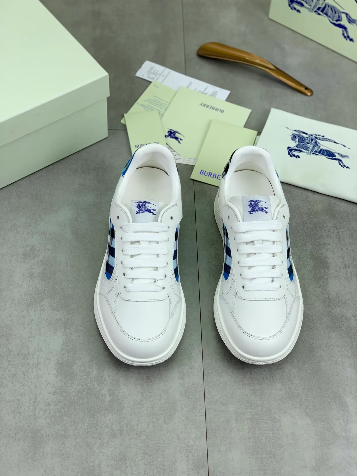 Factory price P640 [BURBERRY] Burberry - High-end quality original order (couples 🧑‍🤝‍🧑 style) - Upper: imported 🔝 original material - Lining: cowhide lining, feet; water-dyed cowhide - Outsole: ultra-light TPR rubber; two-color molded outsole - Super high quality control, fine workmanship: highlighted (high-end, extravagance, grade) -Size: 35-46 (male 38 46 Female 35 40 can be customized)·Color: Multiple colors available